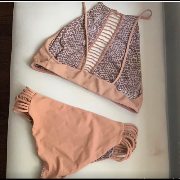 Acacia Malibu Top + Pikake Bottom in Topless - Picture 2 of 4